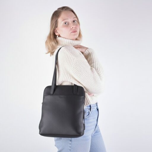 ESTELLE Kožený městský kabelkobatůžek 2v1 Ivy černý na modelce v ruce
