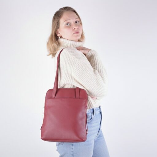 ESTELLE Kožený městský kabelkobatůžek 2v1 Ivy tmavě červený na modelce v ruce