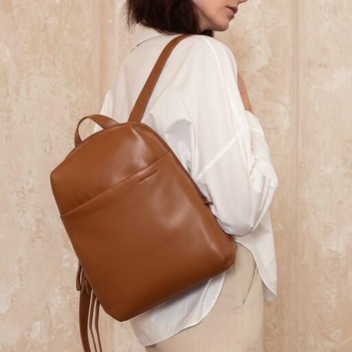 aunts & uncles Elegantní dámský batoh do města Charm 40861-1 koňakový na zádech