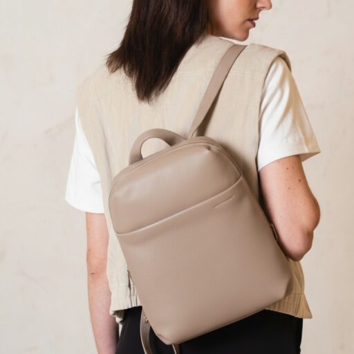 aunts & uncles Elegantní dámský batoh do města Charm 40861-18 béžový na zádech