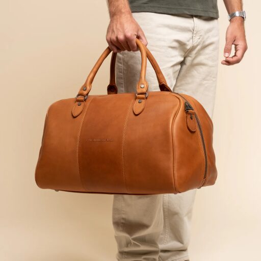 The Chesterfield Brand Kožená cestovní taška - weekender  C20.007031 Liam II koňak v ruce