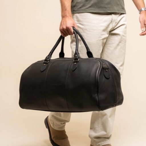 The Chesterfield Brand Kožená cestovní taška - weekender C20.007100 William II černá v ruce