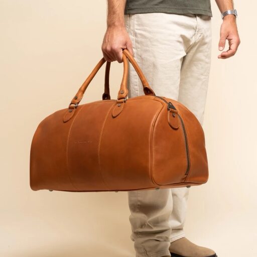 The Chesterfield Brand Kožená cestovní taška - weekender C20.007131 William II koňak v ruce
