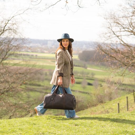 The Chesterfield Brand Kožená cestovní taška - weekender Rivaro C20.006101 hnědá s modelkou