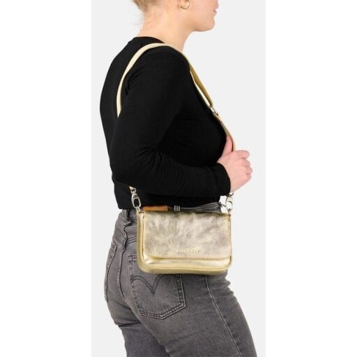 BURKELY Kožená crossbody kabelka Always Ava 1001204.65.67 zlatá na modelce