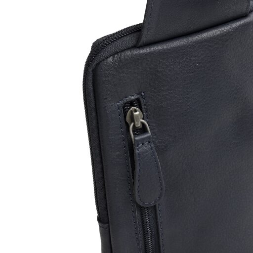 The Chesterfield Brand Kožená crossbody taška Isley C58.034710 tmavě modrá zadní přihrádka