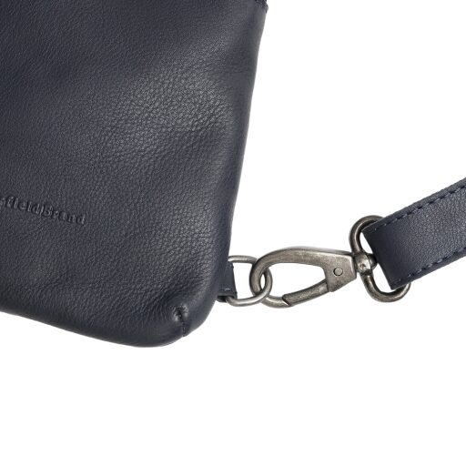 The Chesterfield Brand Kožená crossbody taška Isley C58.034710 tmavě modrá detail