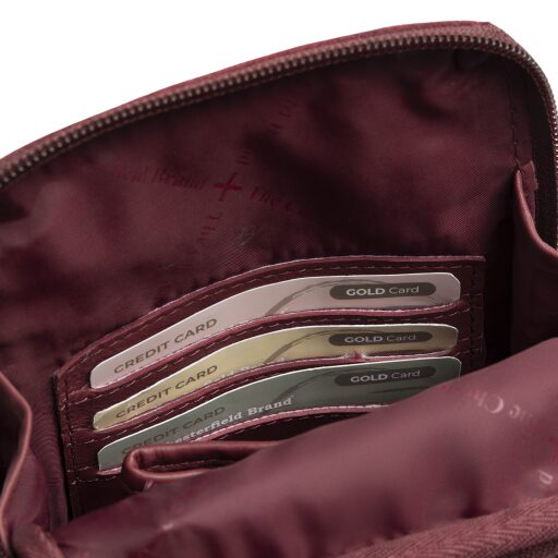 The Chesterfield Brand Kožená crossbody taška Isley C58.034718 vínově červená vnitřní přihrádka