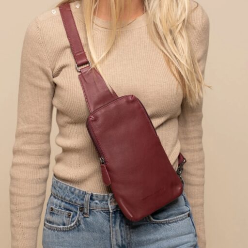 The Chesterfield Brand Kožená crossbody taška Isley C58.034718 vínově červená jako crossbody