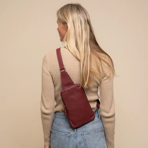 The Chesterfield Brand Kožená crossbody taška Isley C58.034718 vínově červená na postavě