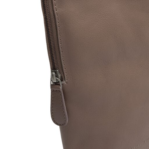 The Chesterfield Brand Kožená crossbody taška Isley C58.034740 hnědá zip