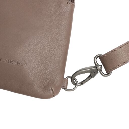 The Chesterfield Brand Kožená crossbody taška Isley C58.034740 hnědá detail