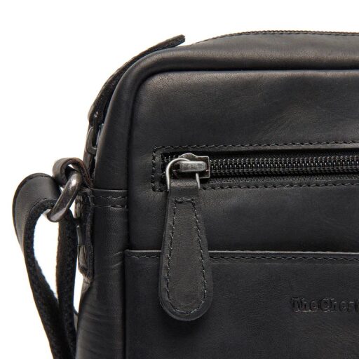 The Chesterfield Brand Kožená crossbody taška na doklady Laveno C48.138600 černá přední kapsa