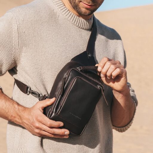 The Chesterfield Brand Kožená crossbody taška Riga C58.028401 hnědá na postavě