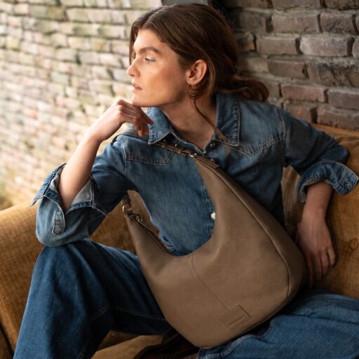 BURKELY kožená kabelka přes rameno Soft Skylar 1000865.85.25 hnědá s modelkou