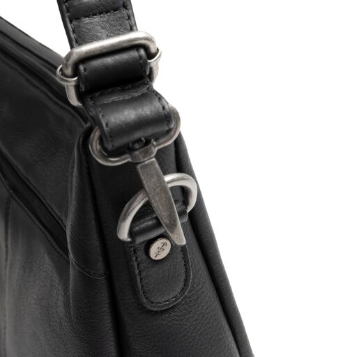 The Chesterfield Brand Kožená kabelka - batoh 2v1 Azura C48.143800 černá detail