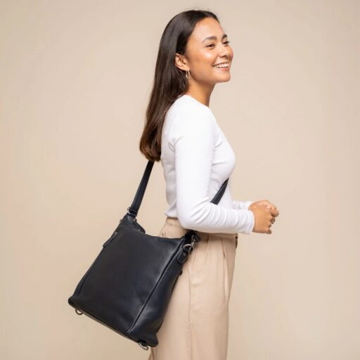 The Chesterfield Brand Kožená kabelka - batoh 2v1 Azura tmavě modrá jako crossbody