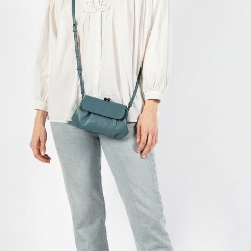 aunts & uncles kožená kabelka do ruky i přes rameno 3v1 Grandma´s Luxury Club Mrs. Whoopie Pie 40470-102 světle modrá na postavě