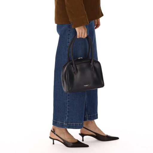 BURKELY Dámská kožená kabelka do ruky i přes rameno Ledger 1002406.75.10 černá na modelce
