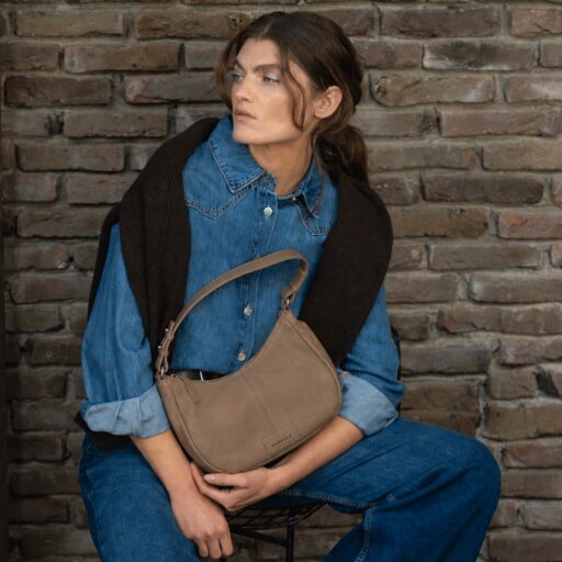 BURKELY kožená kabelka do ruky i přes rameno Soft Skylar 1000866.85.25 hnědá s modelkou
