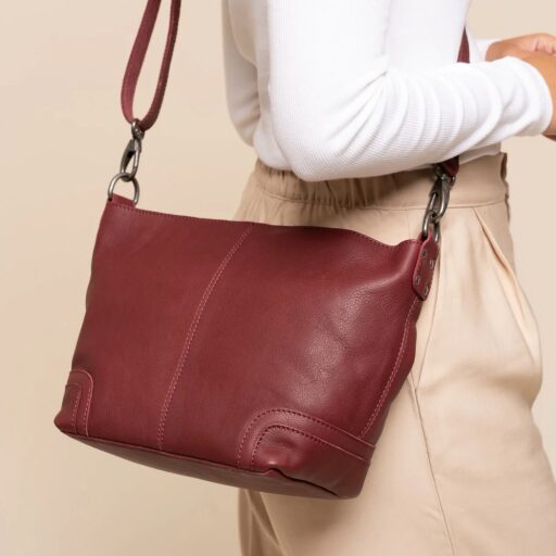 The Chesterfield Brand Kožená kabelka do ruky i přes rameno Zarita C48.142212 vínově červená jako crossbody