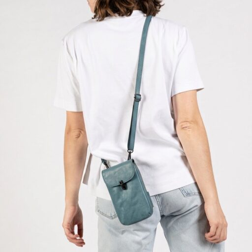 aunts & uncles Kožená kabelka na mobil Grandma´s Luxury Club Mrs. Lemon Twist  40478-102 světle modrá na postavě