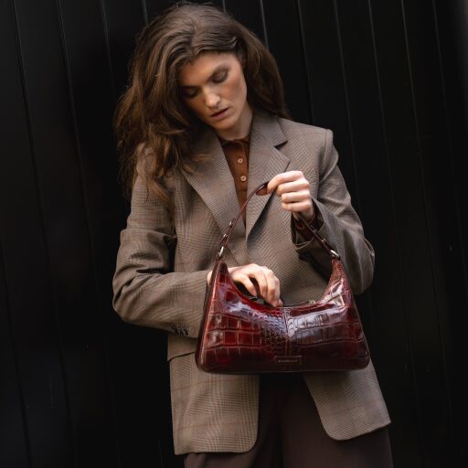 BURKELY kožená kabelka do ruky i přes rameno Cool Colbie 1000862.29.97 burgundy v ruce