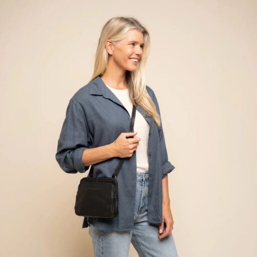 The Chesterfield Brand kožená kabelka přes rameno / crossbody Caia C48.144600 černá jako crossbody