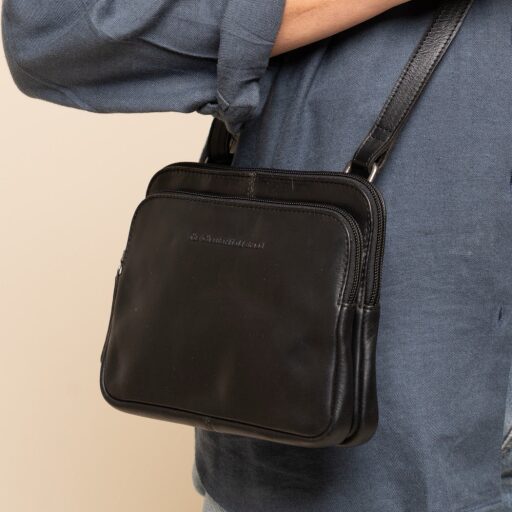 The Chesterfield Brand kožená kabelka přes rameno / crossbody Caia C48.144600 černá na postavě
