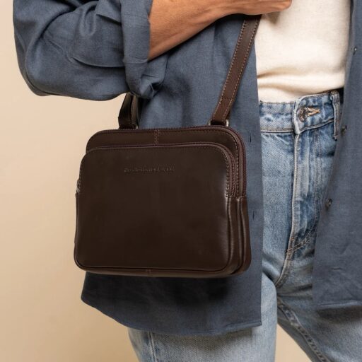 The Chesterfield Brand kožená kabelka přes rameno / crossbody Caia C48.144601 hnědá na postavě