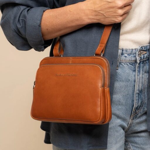 The Chesterfield Brand kožená kabelka přes rameno / crossbody Caia C48.144631 koňaková na postavě