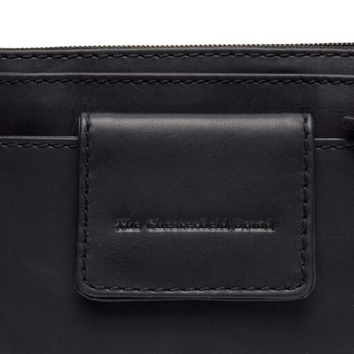 Kožená crossbody kabelka / kabelka přes rameno Thompson C48.131400 černá - logo značky The Chesterfield Brand vyražené v kůži