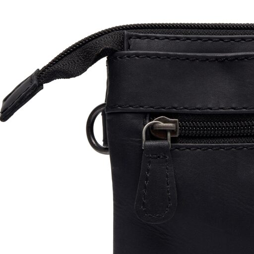 Kožená kabelka přes rameno Thompson značky The Chesterfield Brand C48.131400 černá - detail zipové přihrádky na zadní straně