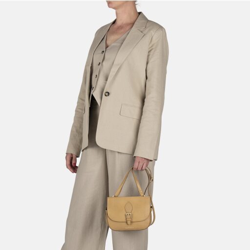 BURKELY kožená kabelka přes rameno / crossbody Demi 1001903.46.21 béžová na modelce