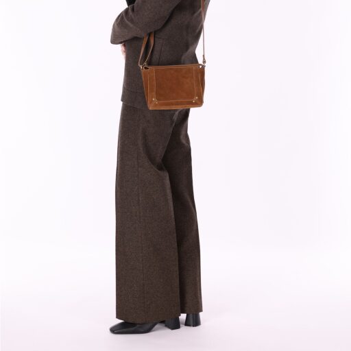 BURKELY kožená kabelka přes rameno / crossbody 1002106.25.24 koňaková na modelce