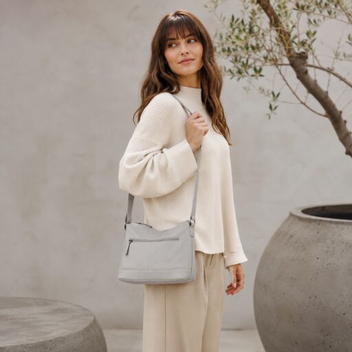 DANIEL RAY kabelka přes rameno / crossbody Muswellbrook DRL 16.1598.59 světle šedá na modelce
