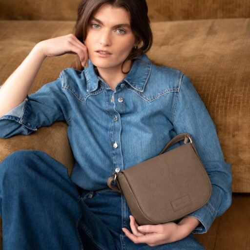 BURKELY Kožená kabelka přes rameno Soft Skylar 1000861.85.25 světle hnědá s modelkou