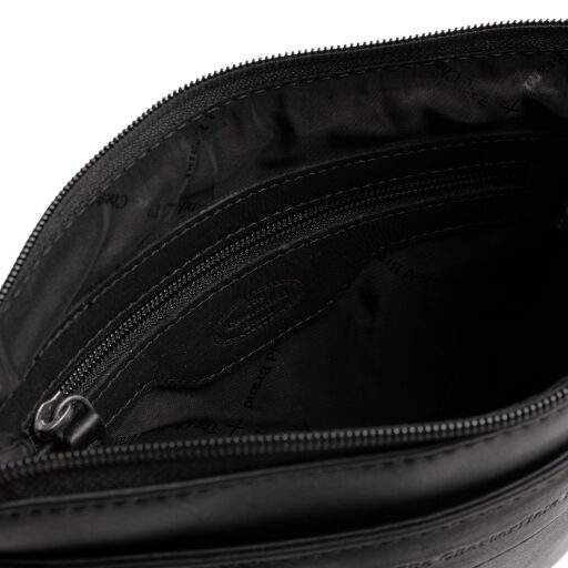 The Chesterfield Brand kožená kabelka přes rameno Trenton C48.144100 černá vnitřní přihrádky