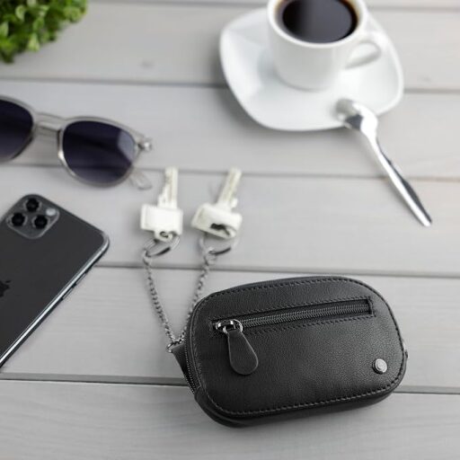 Bugatti kožená klíčenka / pouzdro na klíče RFID Black Magic 49123501 černé na stole