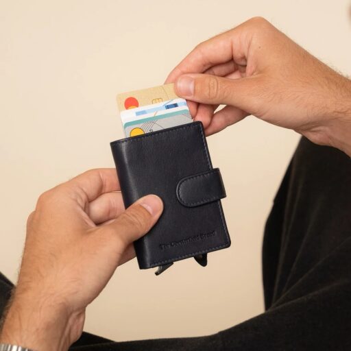 Kožená peněženka - pouzdro na karty RFID Althea tmavě modrá v ruce