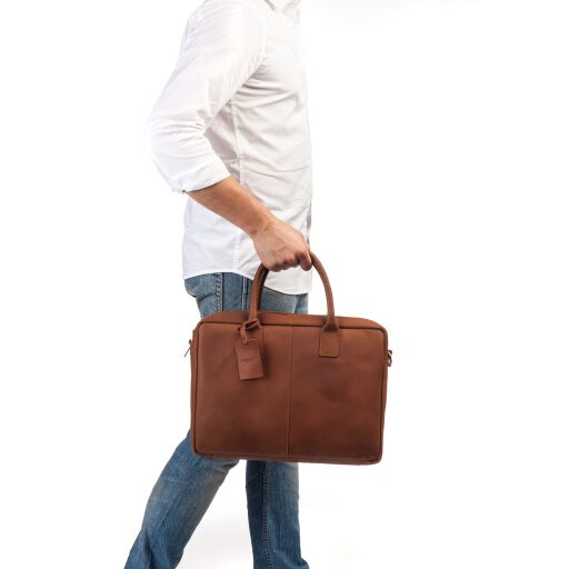 BURKELY Kožená taška na notebook 15,6" Taylor Worker 9007979.22.24 koňaková v ruce
