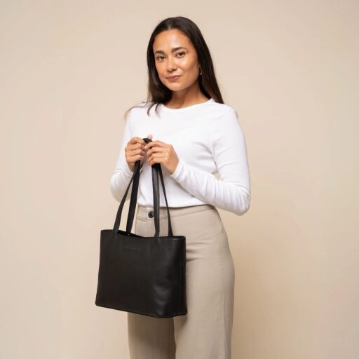 The Chesterfield Brand Kožená shopper kabelka Anira C38.023100 černá v ruce
