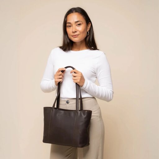 The Chesterfield Brand Kožená shopper kabelka Anira C38.023101 hnědá v ruce