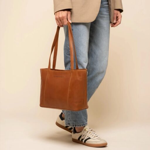 The Chesterfield Brand Kožená shopper kabelka Anira C38.023131 koňaková v ruce