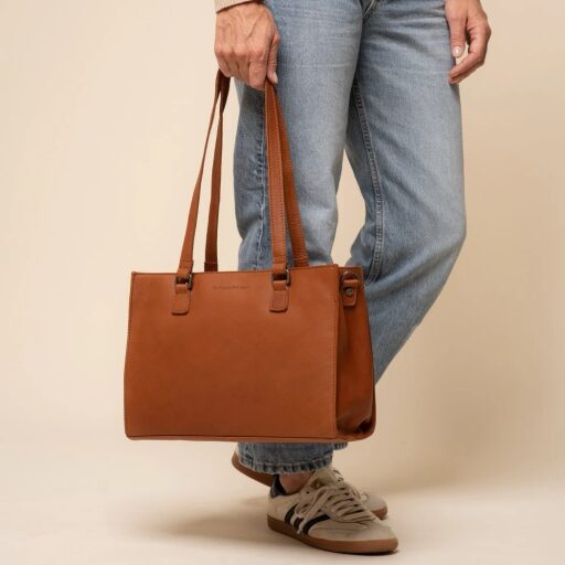 The Chesterfield Brand Kožená shopper kabelka Ellsworth C38.022831 koňaková v ruce