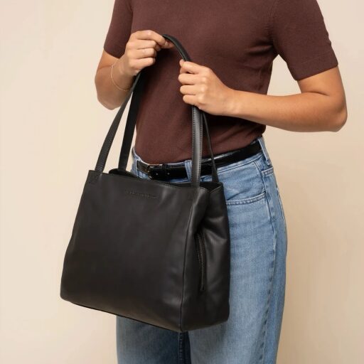 The Chesterfield Brand Kožená shopper kabelka Lioren C48.145000 černá v ruce