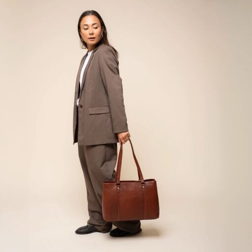 The Chesterfield Brand Kožená shopper kabelka na notebook 14" Alverino C38.022931 koňaková v ruce
