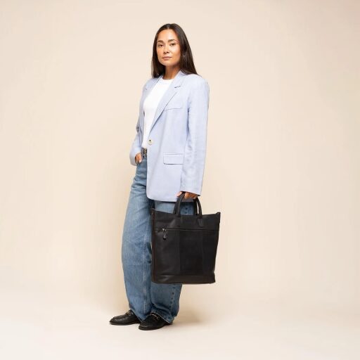 The Chesterfield Brand kožená shopper kabelka na notebook Westbrook C38.022700 černá s modelkou