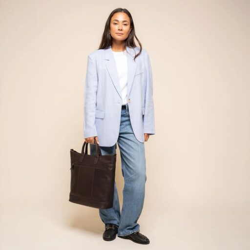 The Chesterfield Brand kožená shopper kabelka na notebook Westbrook C38.022701 hnědá s modelkou