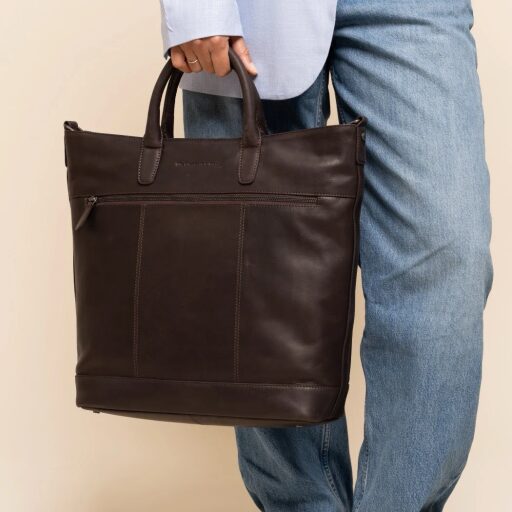 The Chesterfield Brand kožená shopper kabelka na notebook Westbrook C38.022701 hnědá v ruce